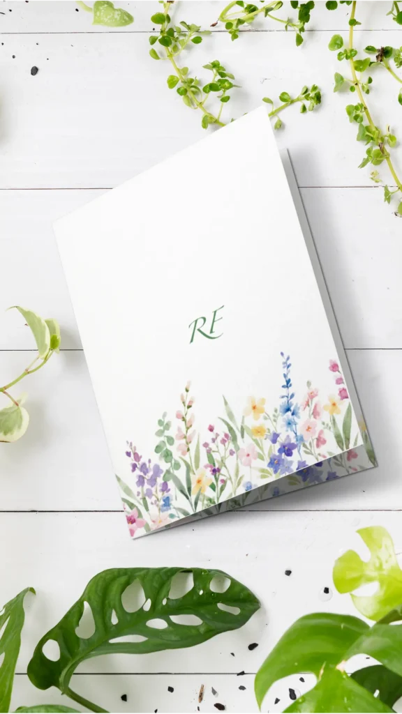 Esempio di libretto messa matrimonio con copertina con decori floreali e iniziali sposi